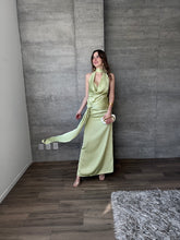 Cargar imagen en el visor de la galería, Lucciana - Vestido largo de satín lima
