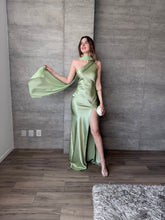 Cargar imagen en el visor de la galería, Perlaire - Vestido largo satinado verde salvia
