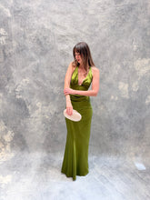 Cargar imagen en el visor de la galería, Loren - Vestido largo de satin color olivo
