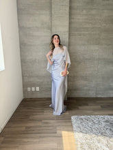 Cargar imagen en el visor de la galería, Sodi -  Vestido largo strapless satinado celeste
