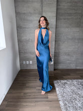 Cargar imagen en el visor de la galería, Milah - Vestido largo halter de satín azul petróleo
