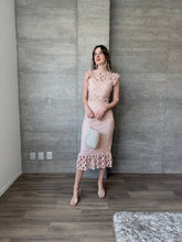 Cargar imagen en el visor de la galería, Cerise - Vestido midi crochet rosa
