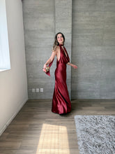 Cargar imagen en el visor de la galería, Milah - Vestido largo halter de satín vino
