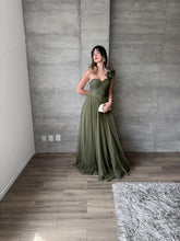 Cargar imagen en el visor de la galería, Minerva - Vestido largo de tul con escarola olivo
