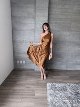 Cargar imagen en el visor de la galería, Nicola - Vestido midi plisado ocre

