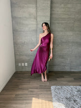 Cargar imagen en el visor de la galería, Nicola - Vestido midi plisado magenta
