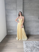 Cargar imagen en el visor de la galería, Carol - Vestido largo amarillo
