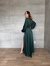 Cargar imagen en el visor de la galería, Clare - Vestido largo con manga verde oscuro
