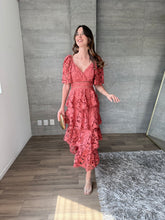 Cargar imagen en el visor de la galería, Amalia - Vestido midi crochet rosa coral
