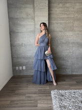 Cargar imagen en el visor de la galería, Sapphira - Vestido largo de tul azul pizarra
