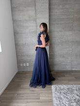 Cargar imagen en el visor de la galería, Minerva - Vestido largo de tul con escarola marino
