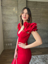 Cargar imagen en el visor de la galería, Marissa - Vestido largo con olanes en hombros rojo
