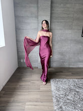 Cargar imagen en el visor de la galería, Sodi - Vestido largo de satín con capa color ciruela

