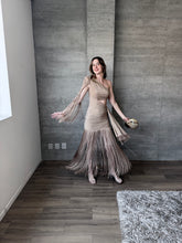 Cargar imagen en el visor de la galería, Elyse - Vestido midi flecos nude
