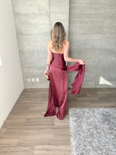 Cargar imagen en el visor de la galería, Nerissa - Vestido largo strapless vino
