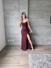 Cargar imagen en el visor de la galería, Barbadillo - Vestido largo de mesh con corset vino

