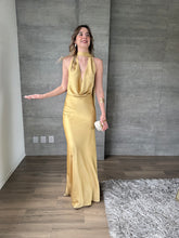 Cargar imagen en el visor de la galería, Milah - Vestido largo halter de satín dorado
