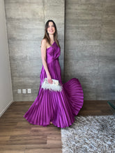 Cargar imagen en el visor de la galería, Abu Dhabi - Vestido morado largo plisado
