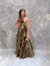 Cargar imagen en el visor de la galería, Rosaleda - Vestido largo de olanes en capas color olivo
