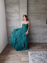 Cargar imagen en el visor de la galería, Raigal - Vestido largo strapless de tul verde esmeralda
