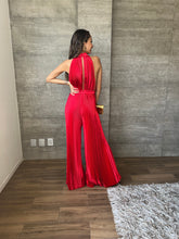 Cargar imagen en el visor de la galería, Gala - Jumpsuit rojo plisado halter
