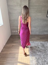 Cargar imagen en el visor de la galería, Nicola - Vestido midi plisado magenta
