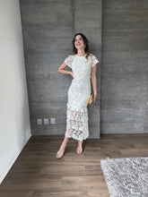 Cargar imagen en el visor de la galería, Loto - Vestido midi crochet color crema
