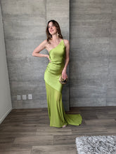 Cargar imagen en el visor de la galería, Pistacchio - Vestido largo satín verde
