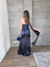 Cargar imagen en el visor de la galería, Mariella - Vestido largo satinado azul marino
