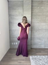 Cargar imagen en el visor de la galería, Marissa - Vestido largo con olanes en hombros color vino
