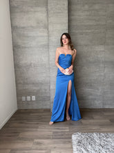 Cargar imagen en el visor de la galería, Clementine - Vestido largo strapless azul
