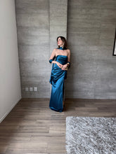 Cargar imagen en el visor de la galería, Marena - Vestido strapless de satín verde azulado
