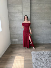 Cargar imagen en el visor de la galería, Theia - Vestido largo strapless vino
