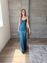 Cargar imagen en el visor de la galería, Aranza - Vestido largo verde azulado
