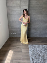 Cargar imagen en el visor de la galería, Aranza - Vestido largo amarillo
