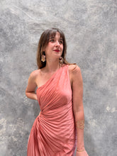 Cargar imagen en el visor de la galería, Nicola- Vestido midi plisado rosa pétalo
