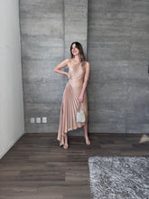 Cargar imagen en el visor de la galería, Nicola - Vestido midi plisado color taupe
