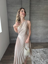 Cargar imagen en el visor de la galería, Nicola - Vestido midi plisado color taupe
