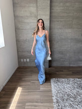 Cargar imagen en el visor de la galería, Bleu - Vestido largo satinado con capa azul
