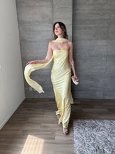 Cargar imagen en el visor de la galería, Sodi -  Vestido largo strapless satinado amarillo

