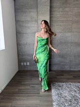 Cargar imagen en el visor de la galería, Ciana - Vestido largo satinado verde
