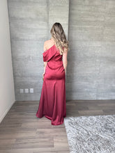 Cargar imagen en el visor de la galería, Renata - Vestido largo satinado vino
