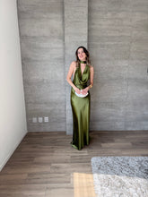 Cargar imagen en el visor de la galería, Milah - Vestido largo halter de satín verde musgo
