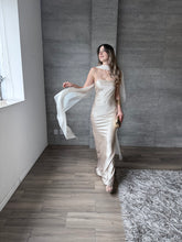 Cargar imagen en el visor de la galería, Sodi - Vestido largo de satín con capa champagne
