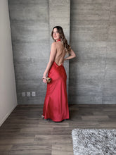 Cargar imagen en el visor de la galería, Vittoria -  Vestido largo satin rojo
