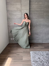 Cargar imagen en el visor de la galería, Loretta - Vestido largo plisado verde sage

