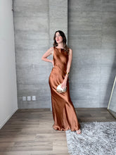 Cargar imagen en el visor de la galería, Marie - Vestido largo satinado  terracota

