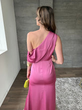 Cargar imagen en el visor de la galería, Renata - Vestido largo satinado asimétrico rosa

