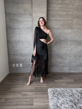 Cargar imagen en el visor de la galería, Elyse - Vestido midi flecos negro
