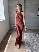 Cargar imagen en el visor de la galería, Lisai - Vestido largo halter satinado terracota
